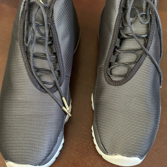 Jordan Black Sneakers Sleek Modern Design.  In pristine condition. Size 10.5. - Picture 1 of 6
